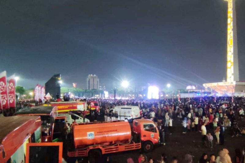 Jakpus angkut 19 ton sampah Malam Gemilang HUT RI di Monas Jakpus angkut 19 ton sampah Malam Gemilang HUT RI di Monas
