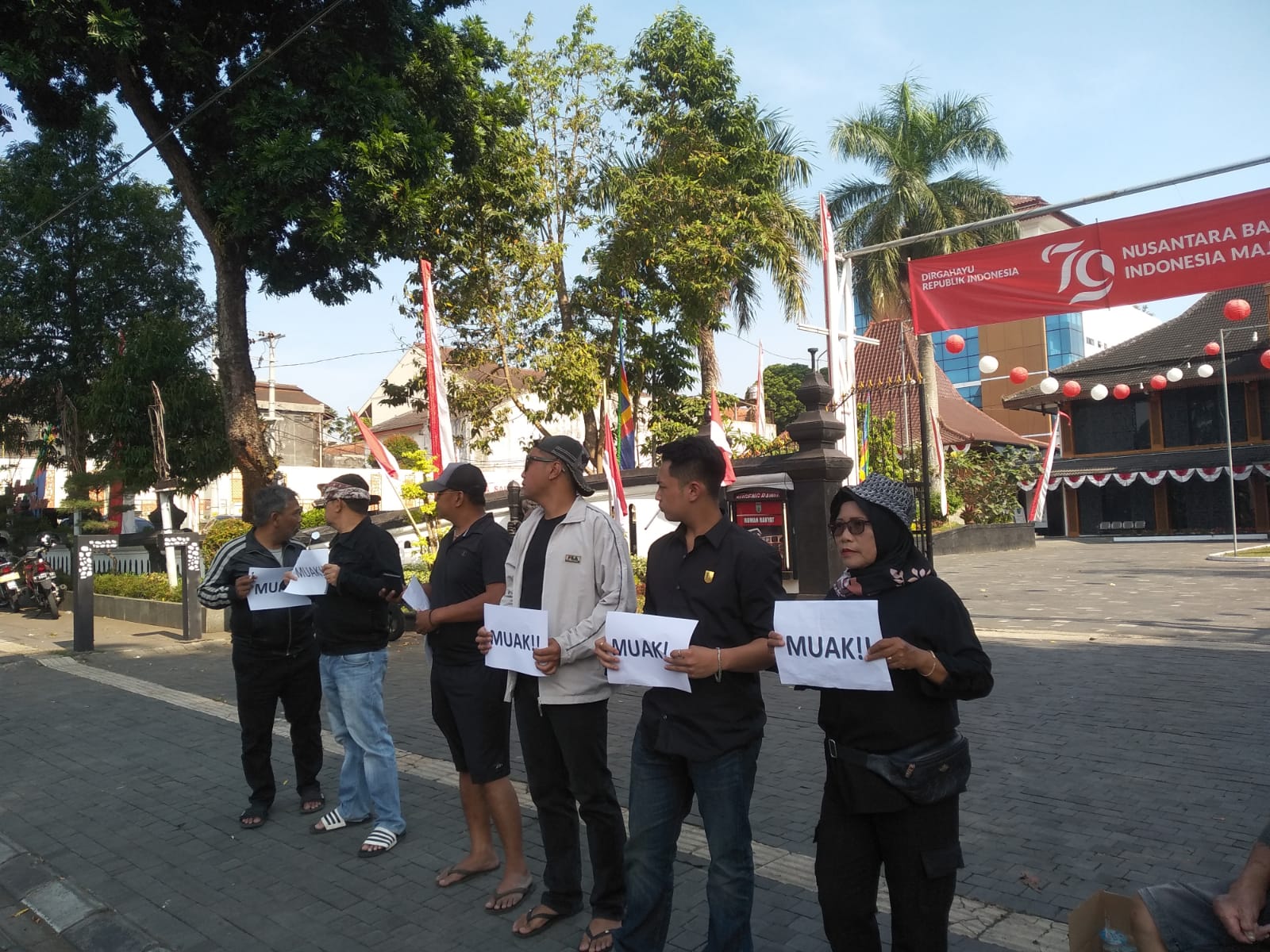 Aktivis unjukrasa di DPRD Salatiga tolak RUU Pilkada 2024 Aktivis unjukrasa di DPRD Salatiga tolak RUU Pilkada 2024
