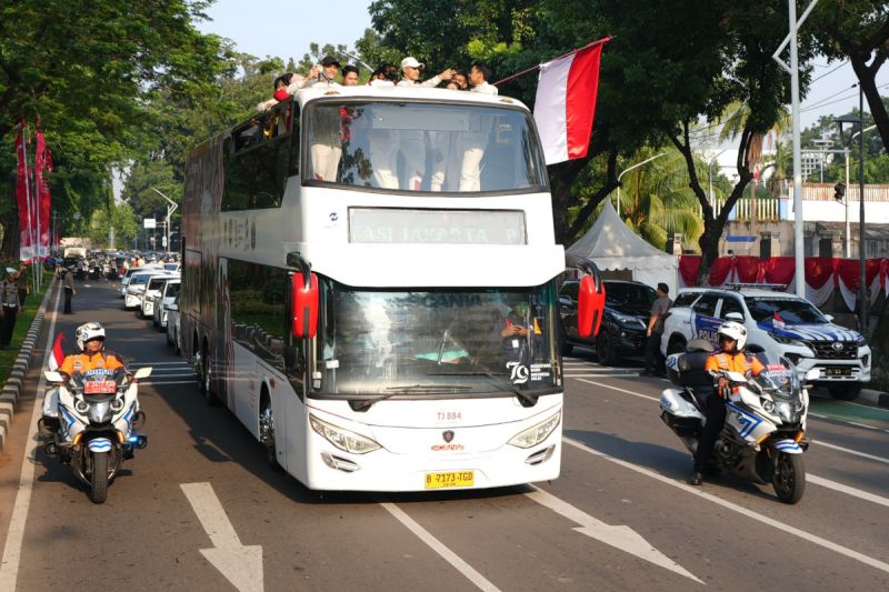 Bus tingkat khusus antar kontingen olimpiade menuju Istana Presiden Bus tingkat khusus antar kontingen olimpiade menuju Istana Presiden