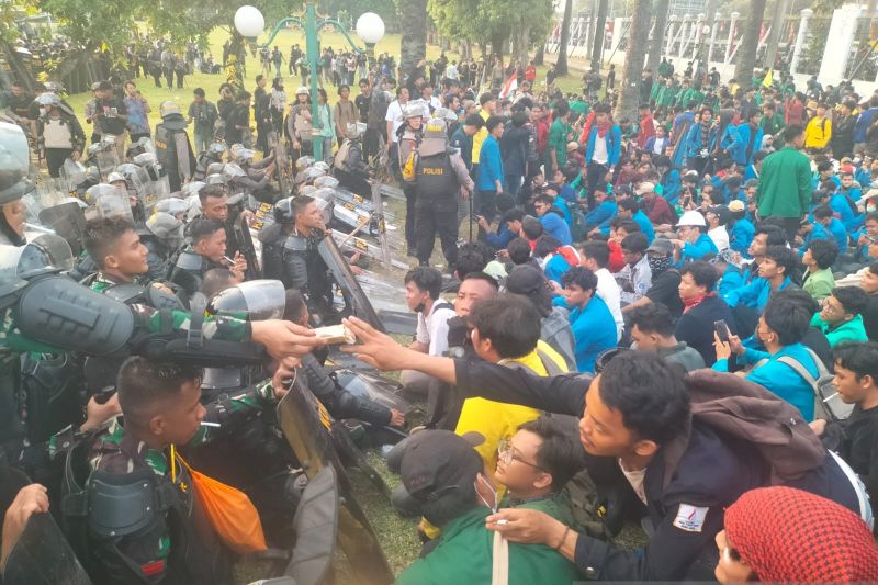 Personel Kodam Jaya layani demonstran mahasiswa dengan humanis Personel Kodam Jaya layani demonstran mahasiswa dengan humanis