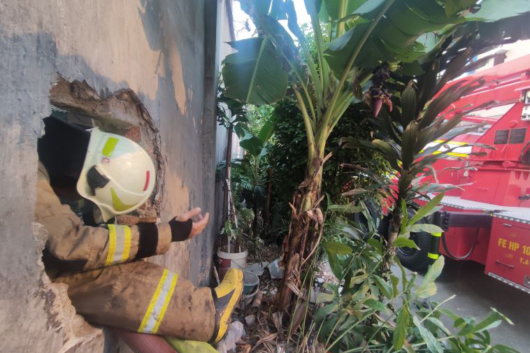 Kebakaran di Manggarai terkendali setelah damkar jebol pagar pertokoan