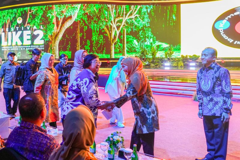 Khofifah terima penghargaan dari Menteri LHK Khofifah terima penghargaan dari Menteri LHK