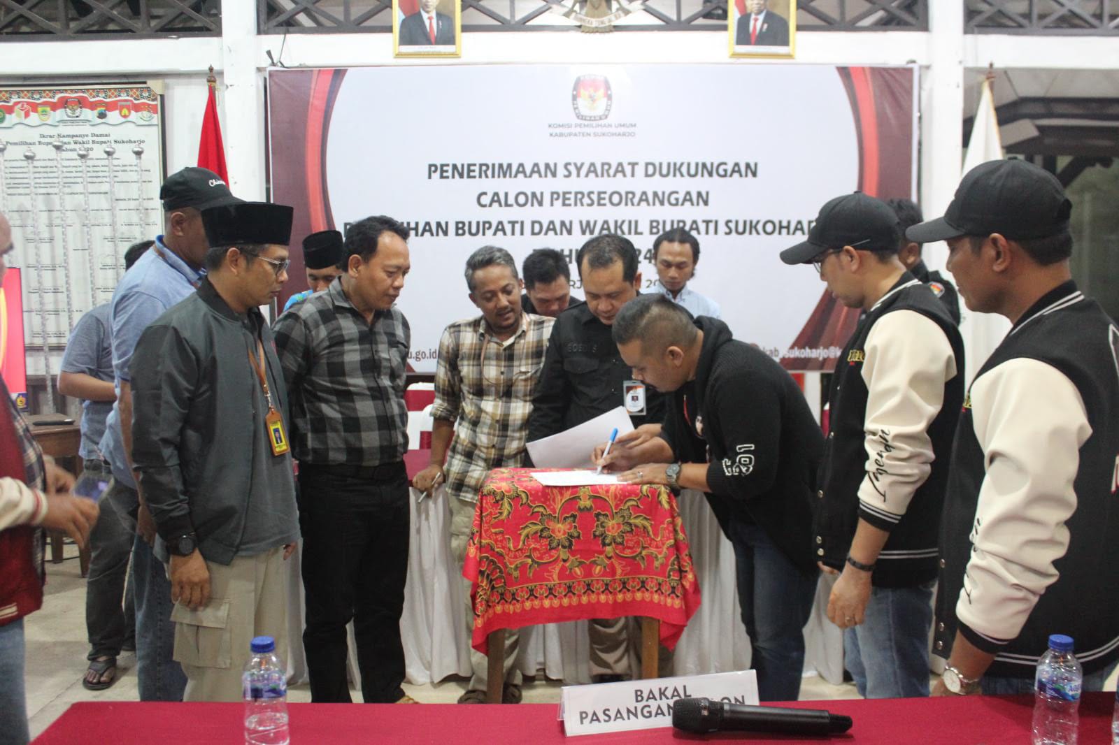 KPU kembali verfak syarat dukungan pasangan balon peserta Pilkada jalur independen KPU kembali verfak syarat dukungan pasangan balon peserta Pilkada jalur independen