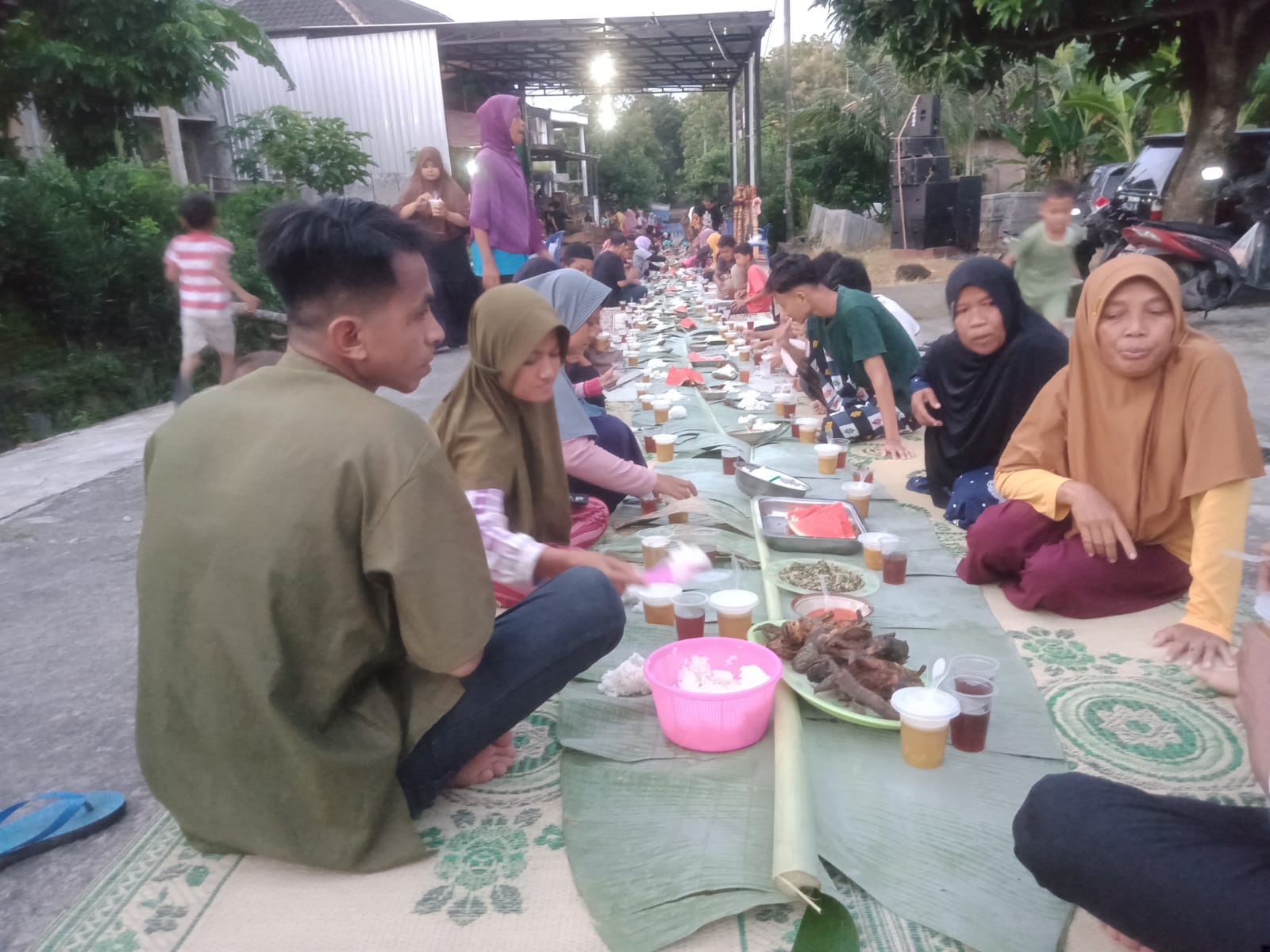 Jalin kerukunan, warga Tegalgiri lakukan tradisi buka bersama di tengah jalan kampung