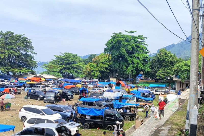 Libur terakhir lebaran objek wisata pantai selatan diserbu wisatawan Libur terakhir lebaran objek wisata pantai selatan diserbu wisatawan