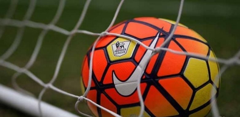 Arsenal geser Liverpool dari puncak klasemen Arsenal geser Liverpool dari puncak klasemen