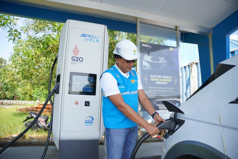 PLN sediakan 65 unit SPKLU di Jatim untuk layani pemudik PLN sediakan 65 unit SPKLU di Jatim untuk layani pemudik