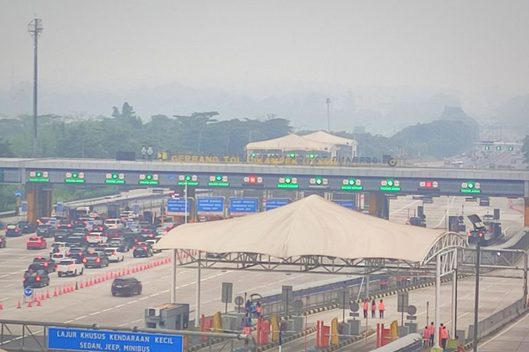 Cuaca mendung berkabut, pemudik diimbau jaga kecepatan di tol Jakarta-Cikampek Cuaca mendung berkabut, pemudik diimbau jaga kecepatan di tol Jakarta-Cikampek