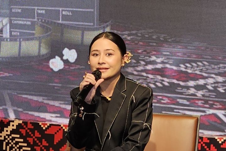 Prilly Latuconsina pilih busana bernuansa nude rayakan Lebaran 2024