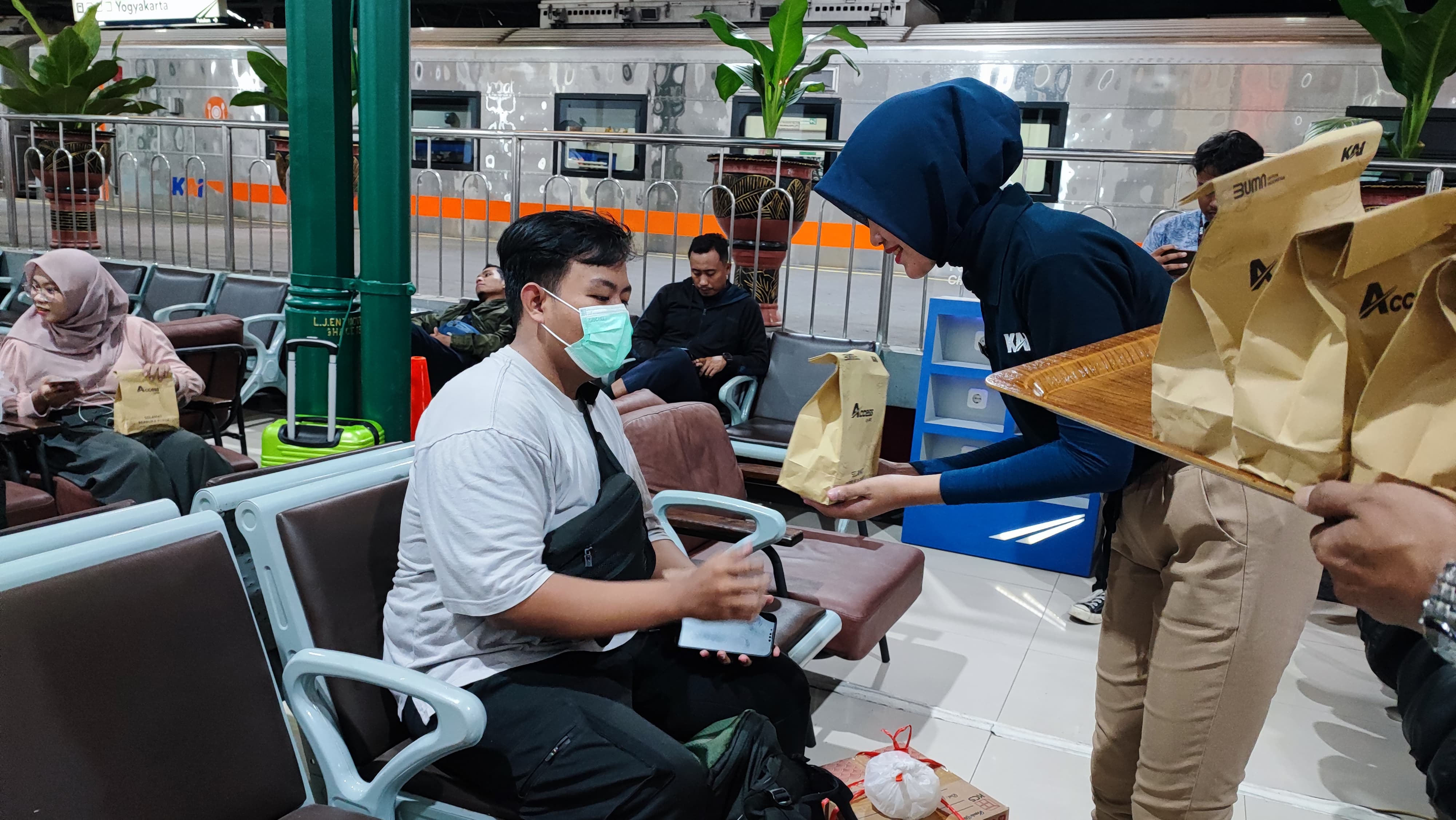 KAI Daop 6 Yogyakarta bagikan ribuan takjil gratis di stasiun 