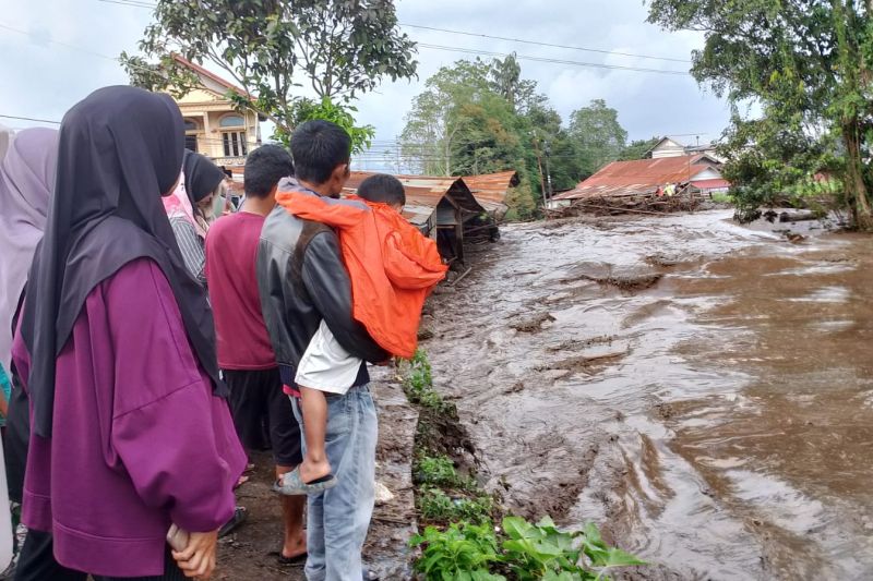 Banjir lahar dingin Marapi putuskan jalan lintas Bukittinggi-Padang Banjir lahar dingin Marapi putuskan jalan lintas Bukittinggi-Padang