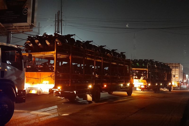 Menuju pelabuhan Ciwandan macet total, Truk antre hingga 12 jam Menuju pelabuhan Ciwandan macet total, Truk antre hingga 12 jam