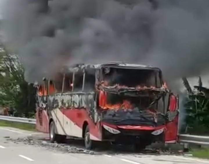 Bus parkir di Tol Adiwerna, Tegal terbakar