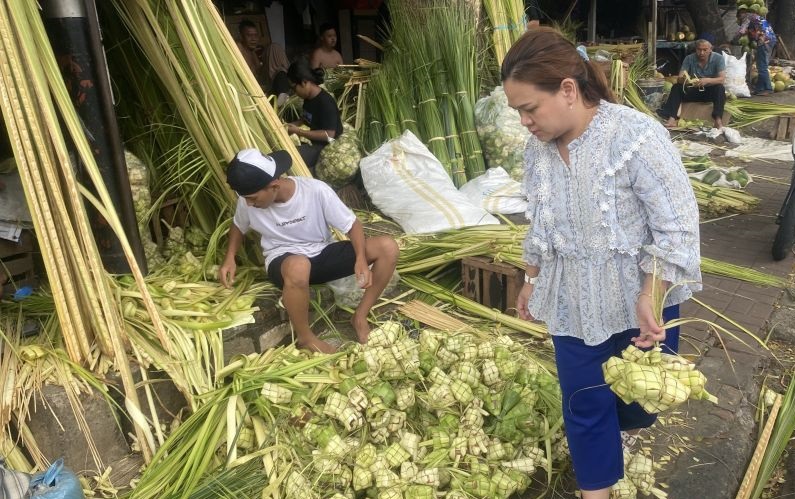 Kualitas daun jadi alasan pembeli padati sentra ketupat Palmerah Kualitas daun jadi alasan pembeli padati sentra ketupat Palmerah