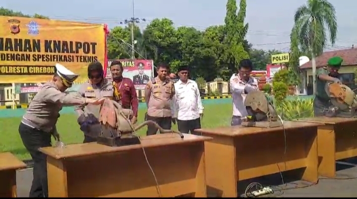 Polresta Cirebon musnahkan ribuan knalpot brong Polresta Cirebon musnahkan ribuan knalpot brong