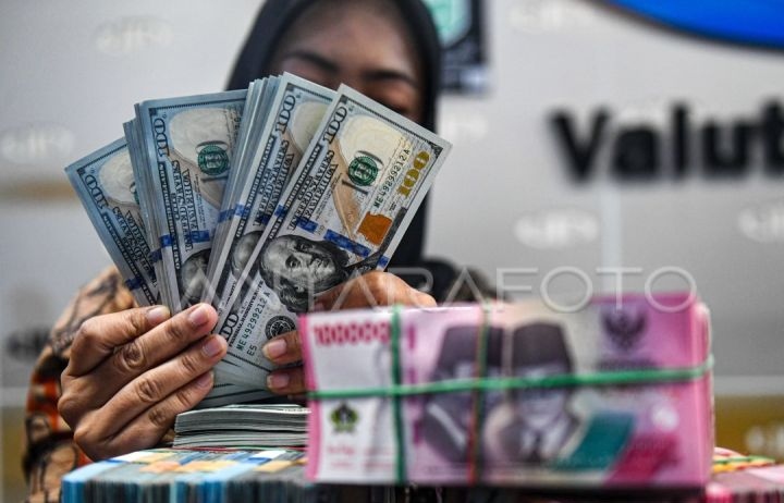 Rupiah melemah seiring sikap investor tunggu hasil pertemuan FOMC