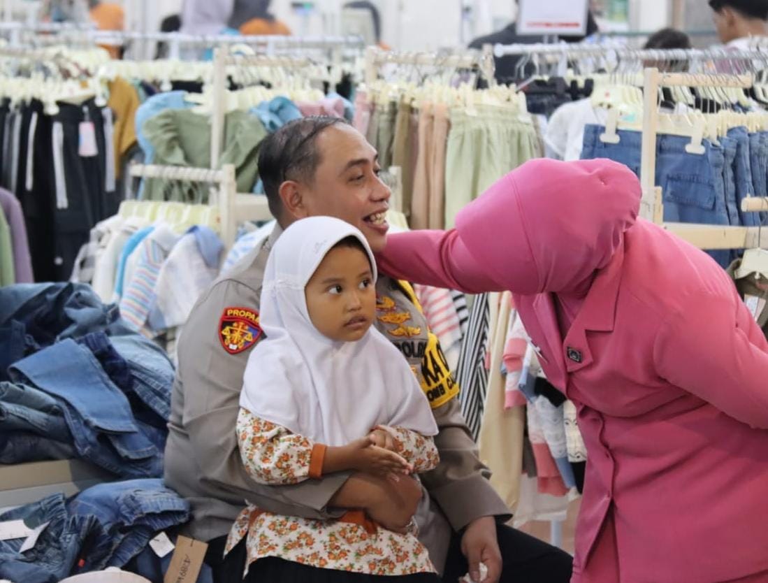 Bahagiakan anak yatim piatu, Kapolres Kudus ajak beli baju lebaran Bahagiakan anak yatim piatu, Kapolres Kudus ajak beli baju lebaranÂ