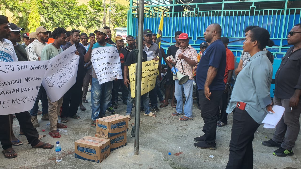 Pertanyakan dugaan penggelembungan suara, massa Partai Golkar datangi Bawaslu Jayapura Pertanyakan dugaan penggelembungan suara, massa Partai Golkar datangi Bawaslu Jayapura