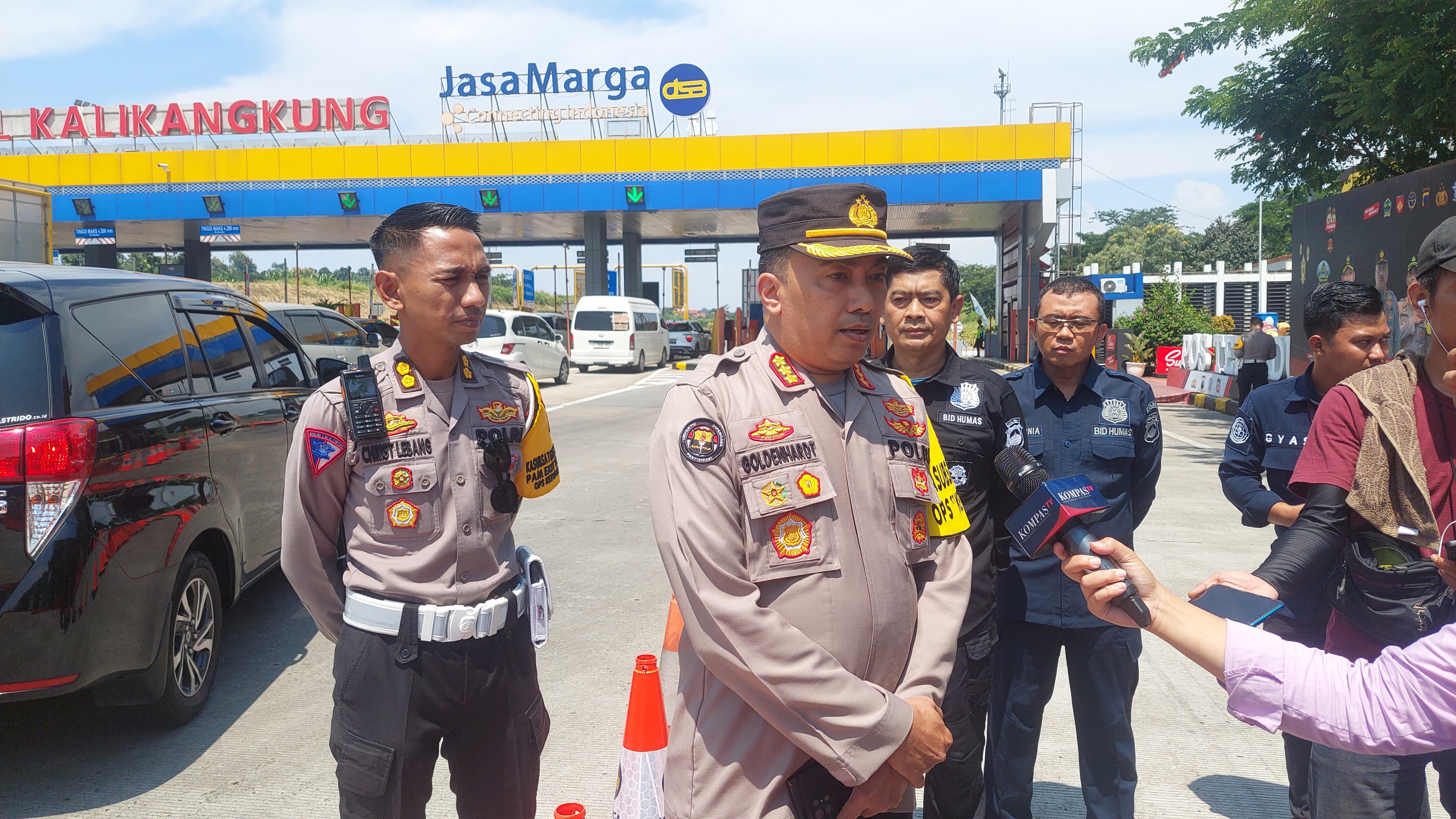 Puncak arus mudik terlewati, arus lalu lintas di GT Kalikangkung ramai lancar Puncak arus mudik terlewati, arus lalu lintas di GT Kalikangkung ramai lancar