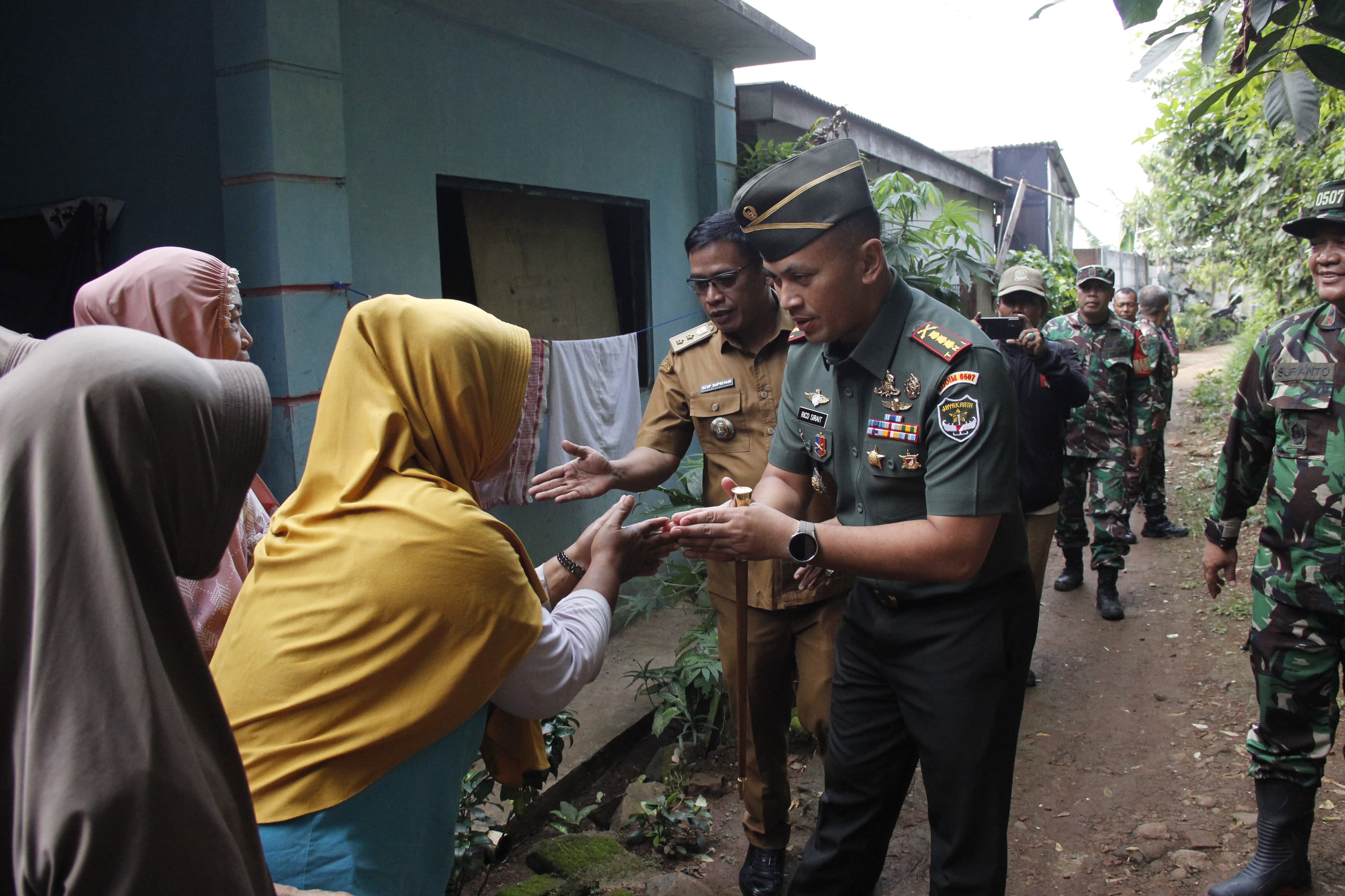 Kodim 0507/Bekasi perbaiki rumah warga terdampak ledakan gudang munisi Kodim 0507/Bekasi perbaiki rumah warga terdampak ledakan gudang munisiÂ
