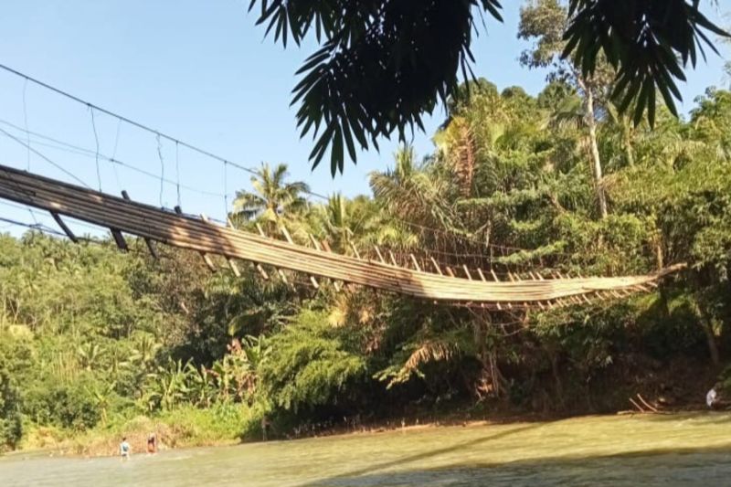 15 warga Lebak terjatuh di atas jembatan gantung dan 10 luka-luka