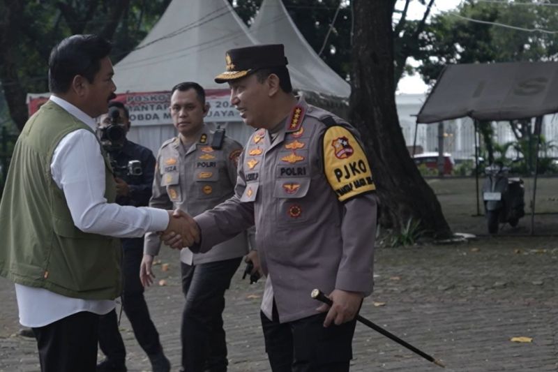 Kapolri bersama Menko Polhukam tinjau kesiapan arus mudik di Merak Kapolri bersama Menko Polhukam tinjau kesiapan arus mudik di Merak