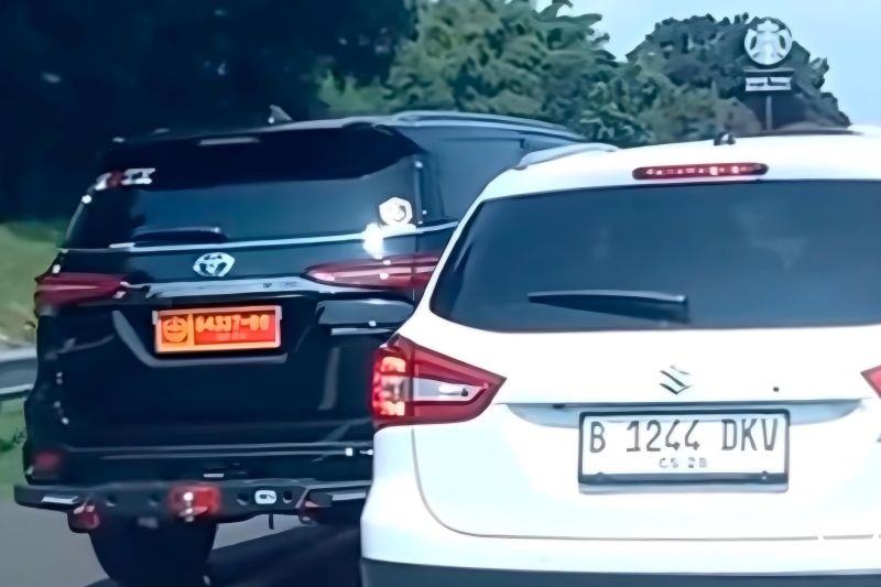 Polisi dalami laporan pengendara arogan bernomor dinas di jalan tol Polisi dalami laporan pengendara arogan bernomor dinas di jalan tol