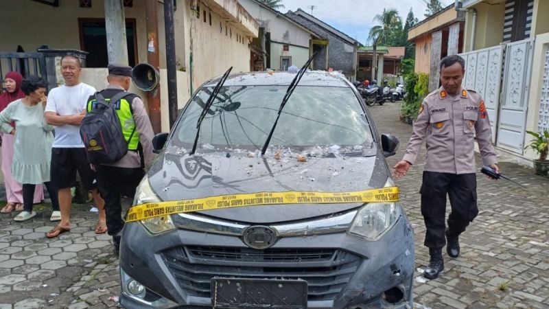 Balon udara jatuh, lima rumah dan satu mobil rusak