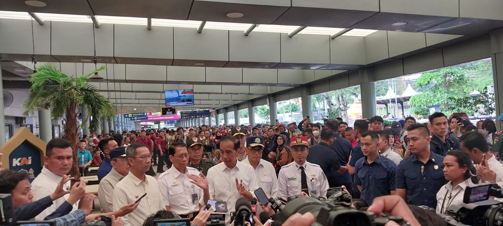 Presiden Jokowi tinjau arus mudik Lebaran di Stasiun Pasar Senen, tak ada lagi penumpang berdesakan Presiden Jokowi tinjau arus mudik Lebaran di Stasiun Pasar Senen, tak ada lagi penumpang berdesakan
