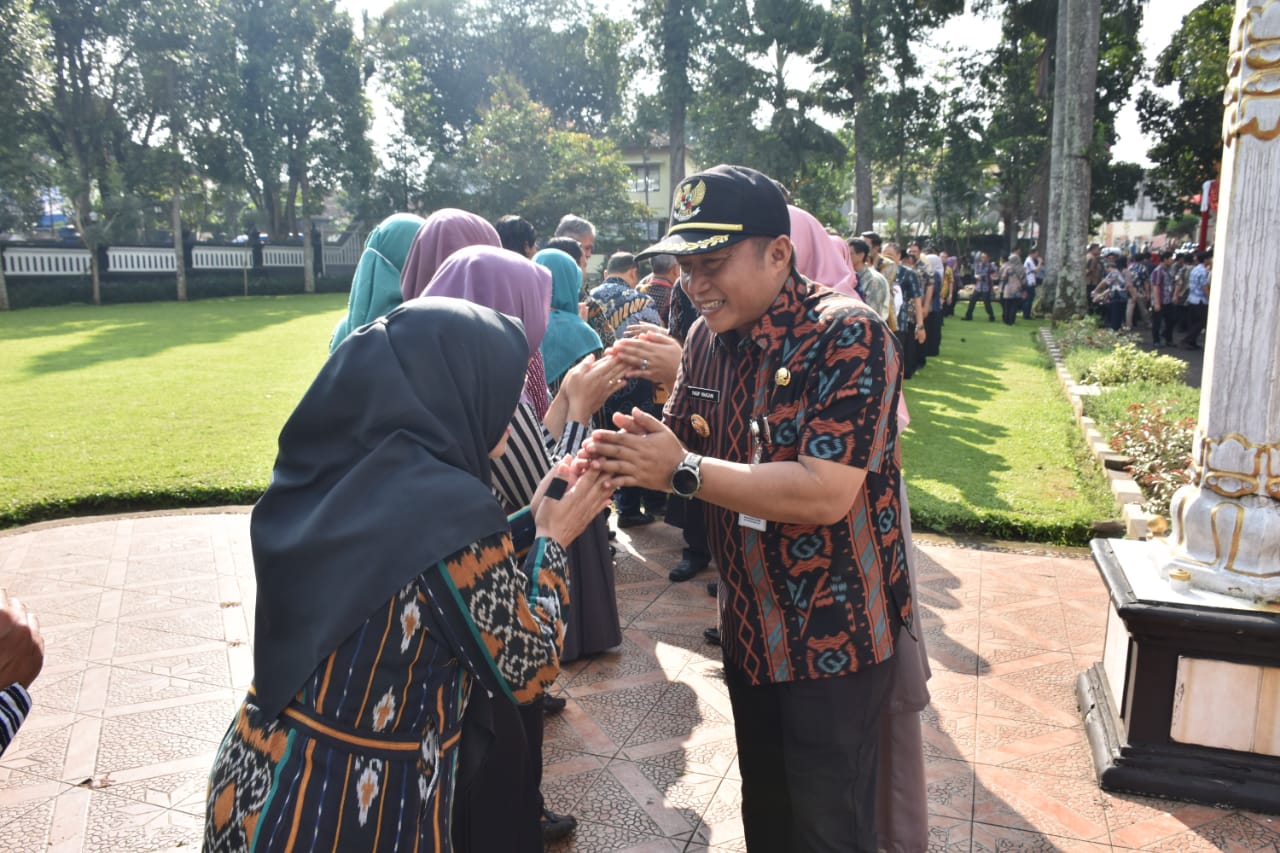 Halal bihalal Pemkot Salatiga, ada laporan penerimaan bingkisan lebaran Halal bihalal Pemkot Salatiga, ada laporan penerimaan bingkisan lebaran