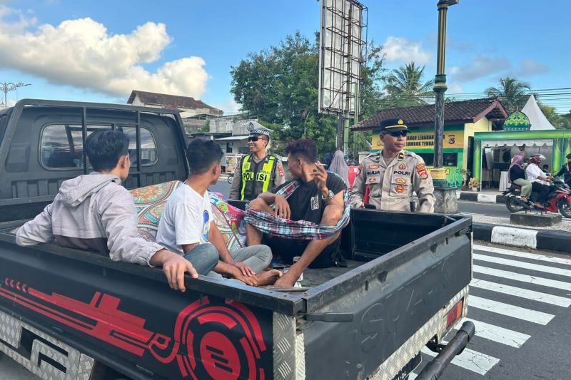 Polisi imbau warga tak pakai pikap saat liburan Lebaran Topat Polisi imbau warga tak pakai pikap saat liburan Lebaran Topat