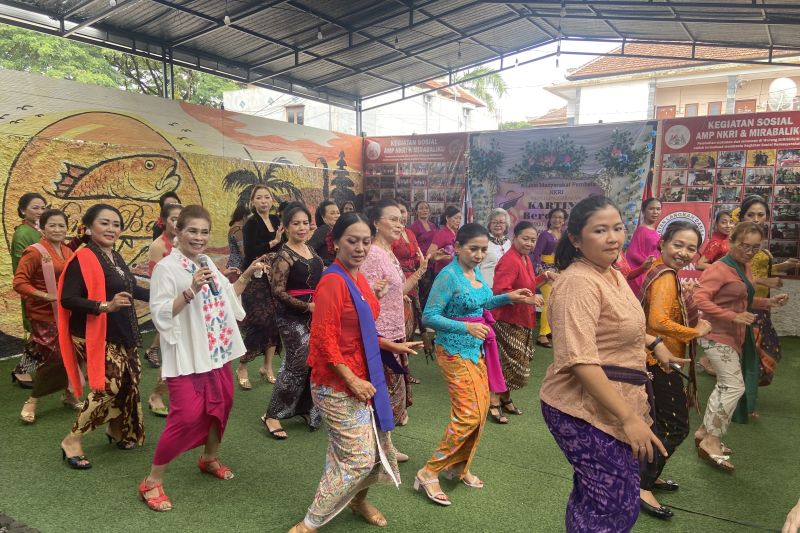Puluhan wanita di Bali dansa berkebaya rayakan Hari Kartini Puluhan wanita di Bali dansa berkebaya rayakan Hari Kartini