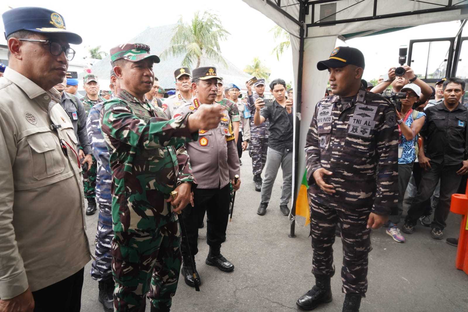 Panglima TNI cek kesiapan Mudik 2024 di Pelabuhan Gilimanuk, Bali Panglima TNI cek kesiapan Mudik 2024 di Pelabuhan Gilimanuk, Bali
