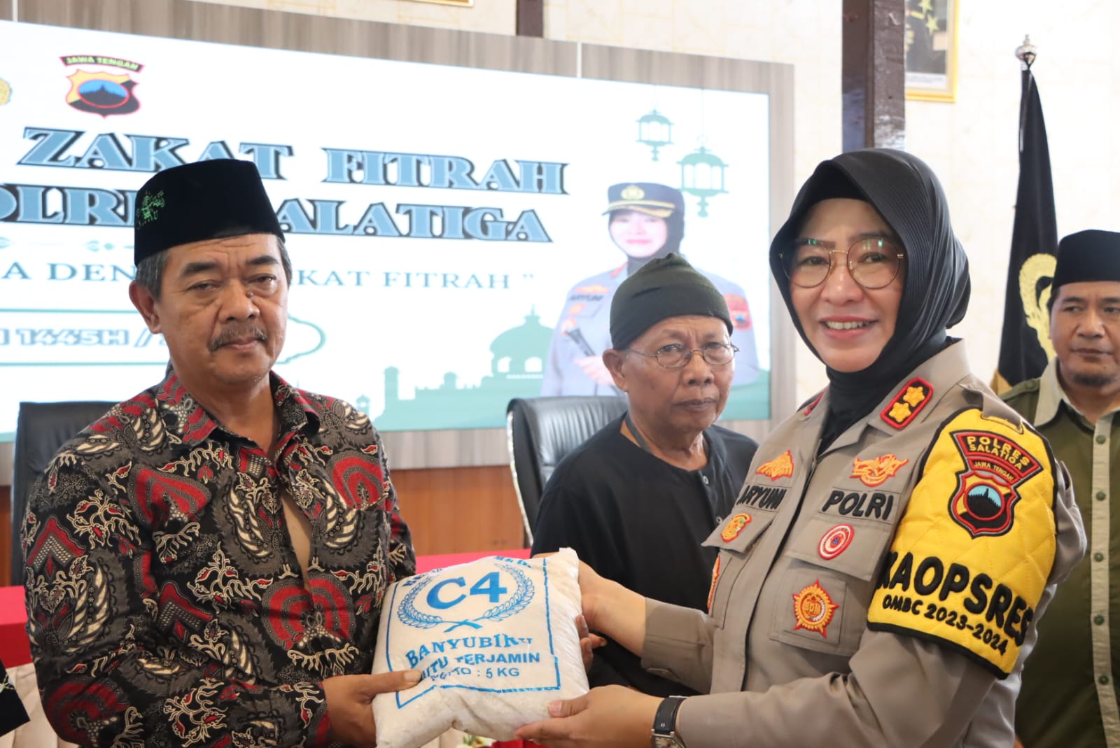 Polres Salatiga salurkan zakat fitrah Polres Salatiga salurkan zakat fitrah