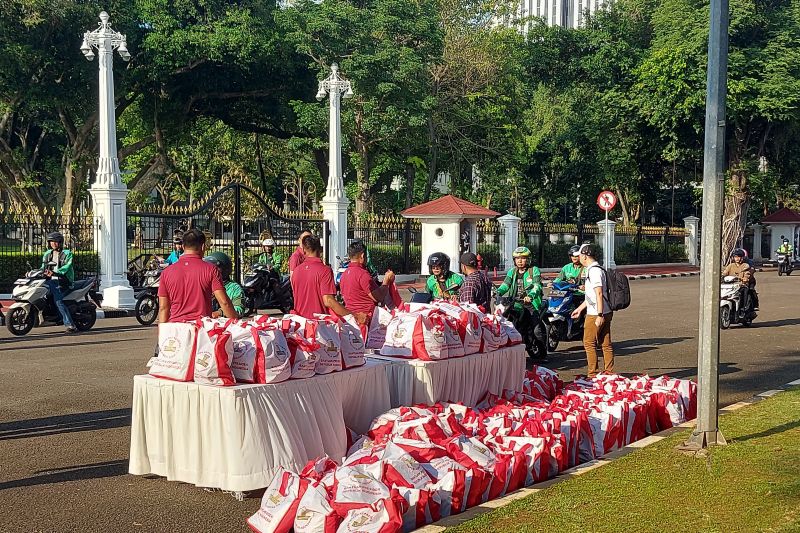 Setpres salurkan bantuan Presiden untuk warga di depan Istana Merdeka Setpres salurkan bantuan Presiden untuk warga di depan Istana Merdeka