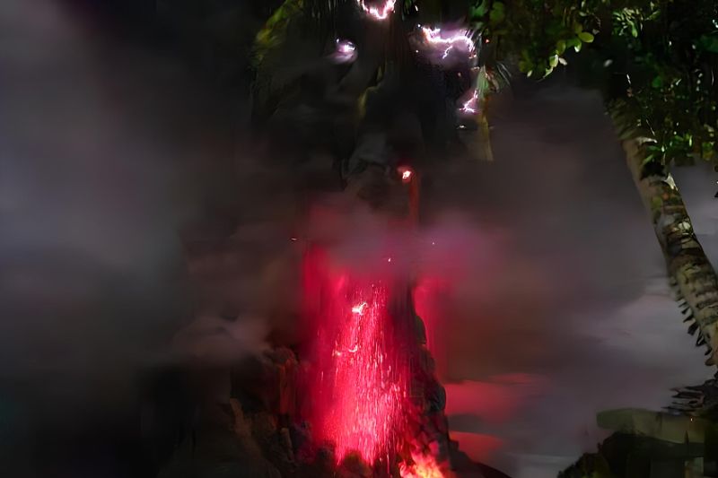 Gunung Ruang erupsi muntahkan abu vulkanik setinggi tiga kilometer Gunung Ruang erupsi muntahkan abu vulkanik setinggi tiga kilometer