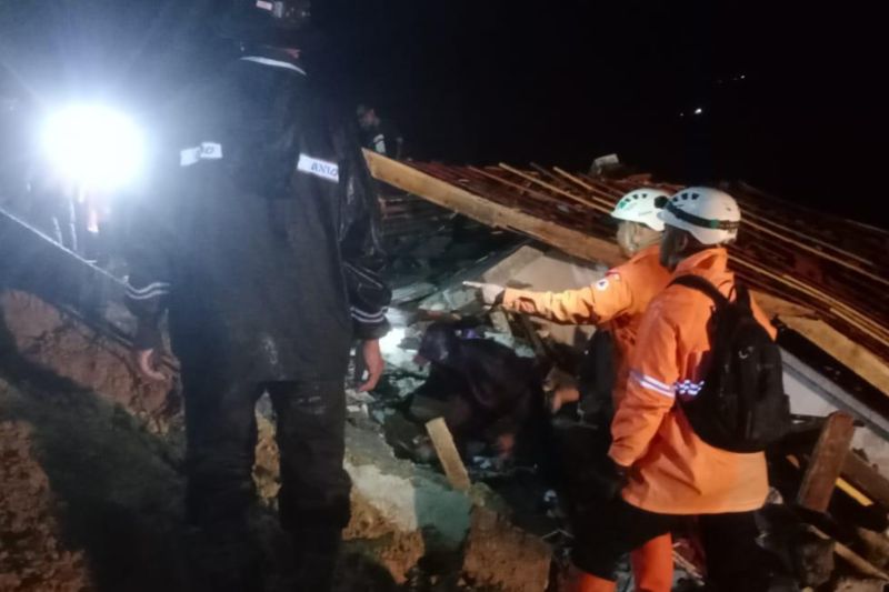 Pencarian tiga warga yang tertimbun longsor di Banjarwangi Pencarian tiga warga yang tertimbun longsor di Banjarwangi