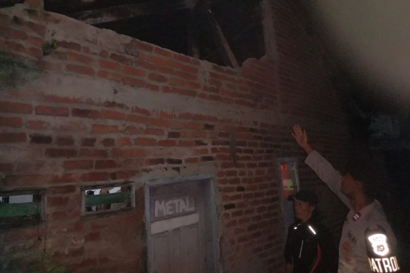 Puluhan rumah rusak akibat gempa Garut Puluhan rumah rusak akibat gempa Garut