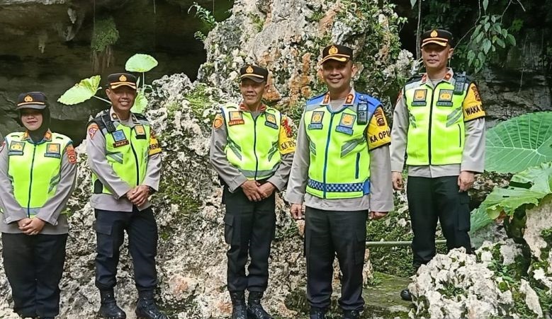 Polres OKU patroli di objek wisata Goa Putri selama Operasi Ketupat Polres OKU patroli di objek wisata Goa Putri selama Operasi Ketupat