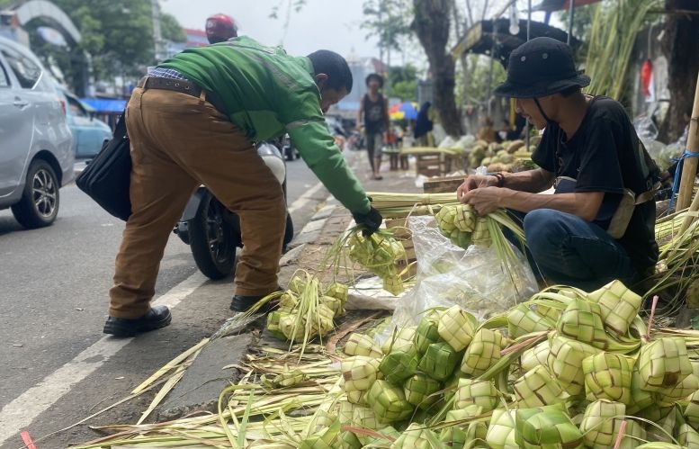 Berharap rupiah berlipat dari kulit ketupat Berharap rupiah berlipat dari kulit ketupat