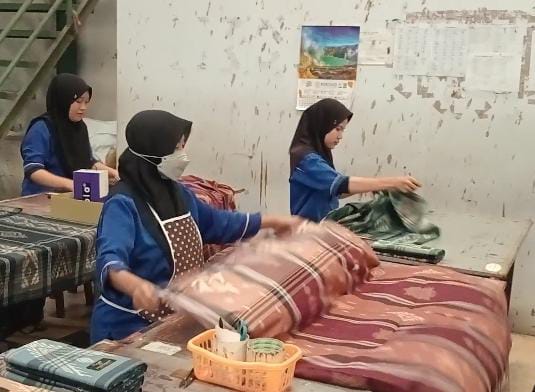 Jelang Idul Fitri, penjualan sarung khas Tegal meningkat Jelang Idul Fitri, penjualan sarung khas Tegal meningkat