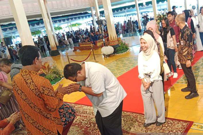Open house Sultan HB X di Kepatihan Yogyakarta dihadiri ribuan warga Open house Sultan HB X di Kepatihan Yogyakarta dihadiri ribuan warga