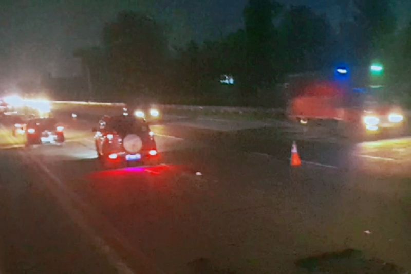 Petugas terapkan contraflow di Tol Jakarta-Cikampek Petugas terapkan contraflow di Tol Jakarta-Cikampek