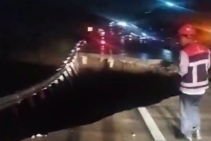 Jalan Tol Bocimi GT Parungkuda longsor belum genap setahun diresmikan