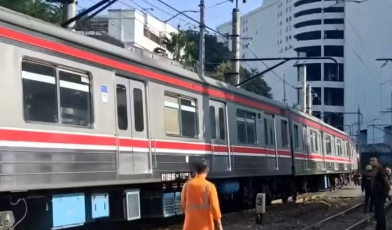 KAI Commuter evakuasi rangkaian kereta yang anjlok di WTC Mangga Dua