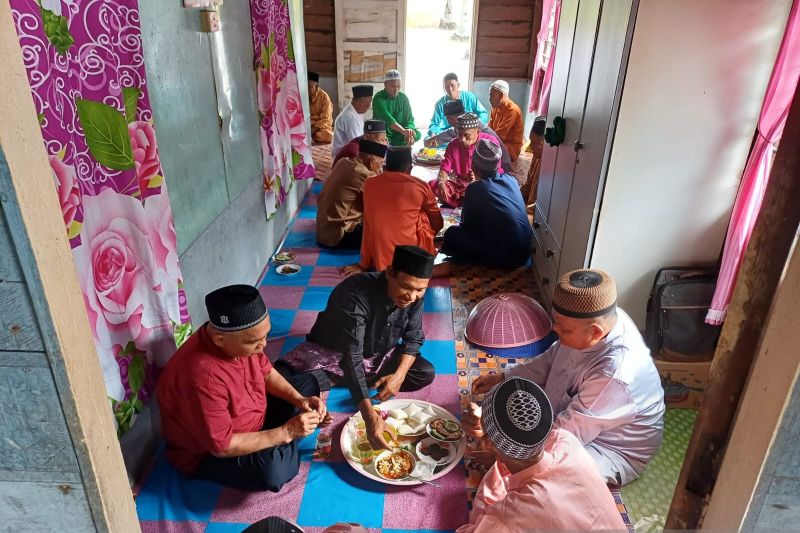 Warga Kabupaten Karimun terus lestarikan tradisi kenduri Idul Fitri