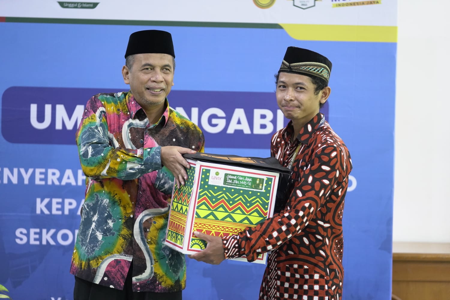 UMY bagikan 1.800 bingkisan untuk 45 sekolah Muhammadiyah dan Aisyiyah UMY bagikan 1.800 bingkisan untuk 45 sekolah Muhammadiyah dan Aisyiyah
