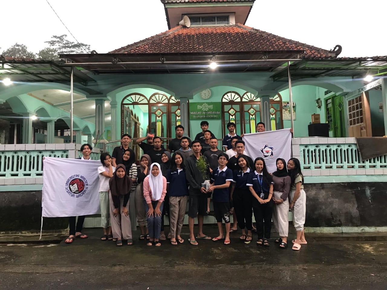 Sambut Idul Fitri mahasiswa UKSW bersih-bersih masjid Sambut Idul Fitri mahasiswa UKSW bersih-bersih masjid