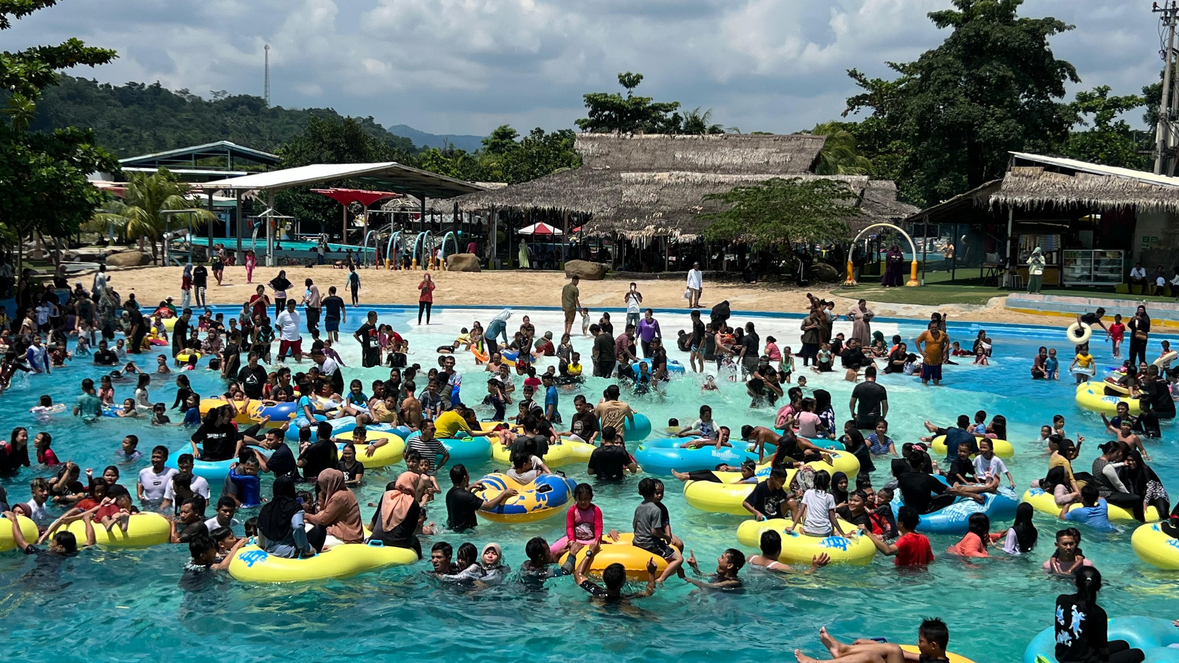 Obyek Wisata Cikao Park Purwakarta dipadati pengunjung selama libur Lebaran 2024 Obyek Wisata Cikao Park Purwakarta dipadati pengunjung selama libur Lebaran 2024