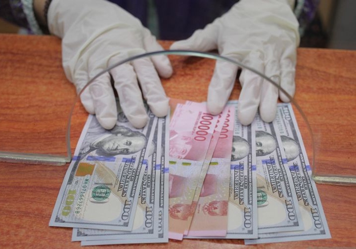 Ekonom nilai intervensi jaga rupiah BI harus diimbangi stabilitas politik